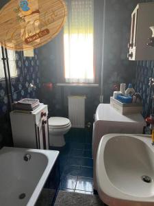 La salle de bains est pourvue d'un lavabo, de toilettes et d'une baignoire. dans l'établissement The Nest Nord-Est, à Trévise