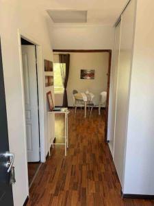 ein Flur, der zu einem Raum mit einem Tisch und Stühlen führt in der Unterkunft T2 LA CIOTAT 60M2 AVEC TERRASSE EQUIPÉE in La Ciotat