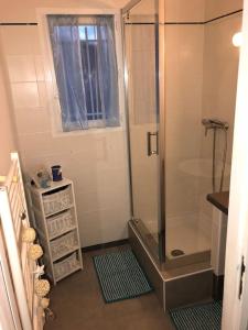 ein Badezimmer mit Dusche mit Glastür in der Unterkunft T2 LA CIOTAT 60M2 AVEC TERRASSE EQUIPÉE in La Ciotat