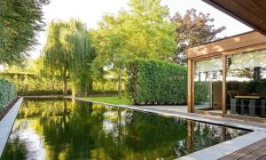 una piscina en un jardín con una casa en Casa Mateo 