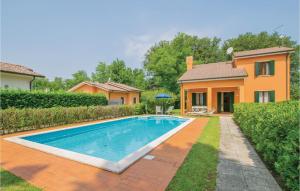 アルバレッラ島にあるStunning Home In Albarella Ro With 3 Bedrooms And Outdoor Swimming Poolの家の隣の庭のスイミングプール