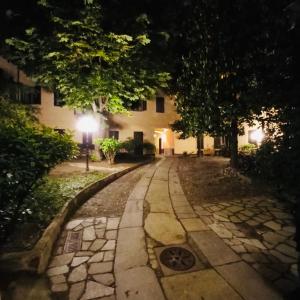 een geplaveide straat voor een gebouw 's nachts bij Casa Vittoria in Turijn