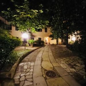 Una calle adoquinada frente a un edificio por la noche en Casa Vittoria, en Turín