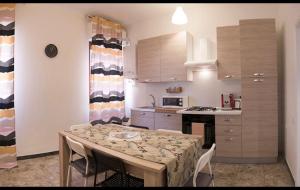 een keuken met een tafel en stoelen bij NinnAnna in Porto SantʼElpidio