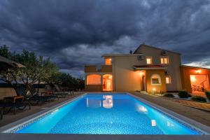 duży basen przed domem w obiekcie Villa Andrea with private heathed pool w mieście Debeljak