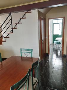 una sala da pranzo con un tavolo e una scala di CASA 25 a Conceição