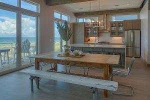 Majoituspaikan 6 Pack by Pristine Properties Vacation Rentals keittiö tai keittotila