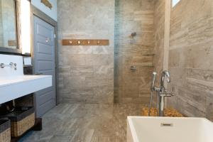 Kylpyhuone majoituspaikassa 6 Pack by Pristine Properties Vacation Rentals