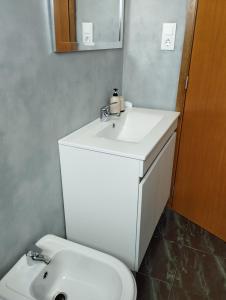 y baño con lavabo blanco y aseo. en CASA 25, en Conceição