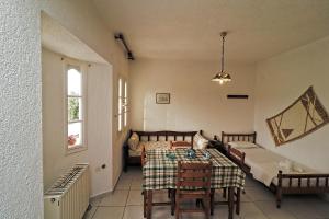una camera con tavolo, letto e divano di Villa Aristea a Kalo Chorio