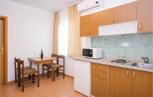 Dapur atau dapur kecil di Beautiful Apartment In Okrug Gornji With Wifi