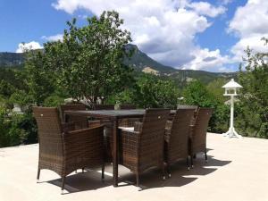 een tafel en stoelen met uitzicht op een berg bij Bnb Castellane Chambre d'Hotes B&B in Castellane