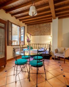 a dining room with a glass table and chairs at Charminghomesgranada Apartamento Fajalauza in Granada
