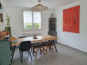 - une salle à manger avec une table et des chaises en bois dans l'établissement Maison Zen proche circuit, au Mans