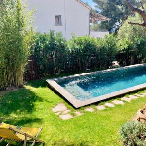 een zwembad in de tuin van een huis bij Le Rossignol 3, Aiguebelle plage, Le Lavandou in Le Lavandou
