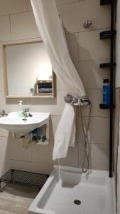 bagno con lavandino, vasca e lavandino di Barcelona Park Güell Estudio a Barcellona