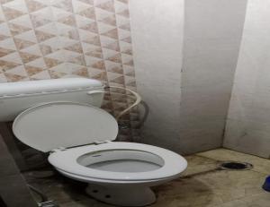 uma casa de banho com um WC branco num quarto em Hotel Star View, Dehradun em Dehradun