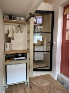 eine Küche mit einer Glastür, die in einen Raum führt in der Unterkunft Cosy beach cottage in Zandvoort