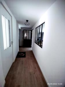 an empty hallway with white walls and wood floors at La maison d'en haut in La Capelle-et-Masmolène