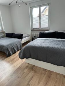 En eller flere senge i et værelse på FEWO LION