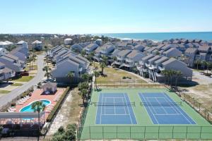 Tennis ja/või seinatennis majutusasutuses Barrier Dunes 164 - 144 Bay Breeze by Pristine Properties Vacation Rentals või selle läheduses