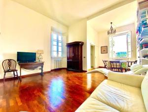 - un salon avec un canapé et une table dans l'établissement Casa Pavó Appartamento accanto al Bargello, à Florence