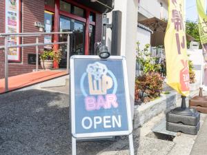 uma placa que diz bar aberto em frente a um edifício em Omotenashi Hostel Miyajima em Hatsukaichi