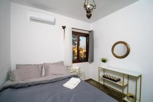 Кровать или кровати в номере Casa di Maestro Marathos