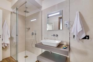 Koupelna v ubytování RoccaRegina Hotel