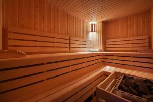 uma sauna com bancos de madeira e uma luz em Rezidence Pihel em Nový Bor