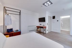 TV a/nebo společenská místnost v ubytování RoccaRegina Hotel