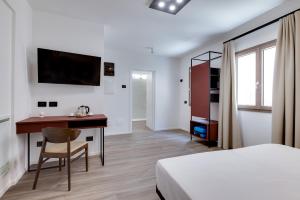 TV a/nebo společenská místnost v ubytování RoccaRegina Hotel