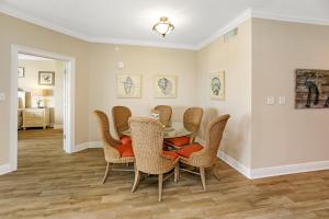 jadalnia ze stołem i krzesłami w obiekcie Paradise Shores 303 by Pristine Properties Vacation Rentals w mieście Mexico Beach