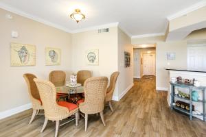 jadalnia ze stołem i krzesłami w obiekcie Paradise Shores 303 by Pristine Properties Vacation Rentals w mieście Mexico Beach