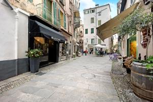 une rue vide dans une ville avec des bâtiments dans l'établissement Via Corradi, à Sanremo