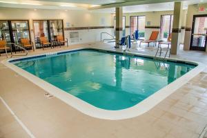 una gran piscina en el vestíbulo del hotel en Courtyard by Marriott Rocky Mount, en Rocky Mount