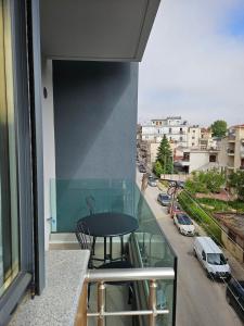 d'un balcon avec une table et une vue sur la ville. dans l'établissement Alma Apartments, à Ioannina