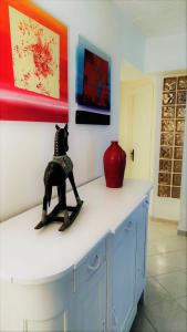 a statue of a dog sitting on top of a counter at Residenza Bertolini in Fosdinovo
