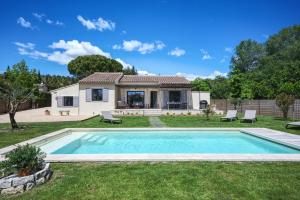 a swimming pool in the yard of a house at Mazet Brunelly in Paradou