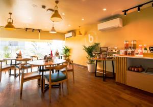 Un restaurante u otro lugar para comer en Bloom Hotel - HSR Layout Sector 3