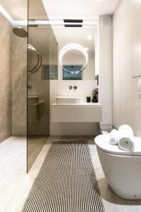 W łazience znajduje się prysznic, toaleta i umywalka. w obiekcie Apartament nad jeziorem Drwęckim Oaza w Ostródzie