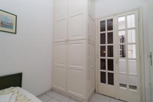 Habitación blanca con puerta y ventana en Villa Aristea en Kalo Chorio