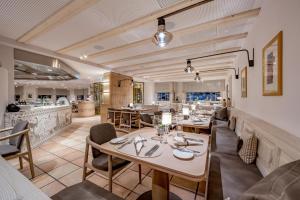 um restaurante com mesas e cadeiras e um bar em Relais & Châteaux Chasa Montana em Samnaun