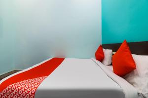 Bhiwāni的住宿－OYO Shree Shyam Roseberry Hotel And Restaurant，一张带红色和白色枕头的床