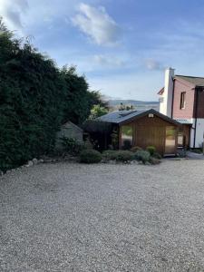 uma casa sentada em cima de uma calçada de cascalho em Self catering apartment at Beechwalk House. em Enniskerry