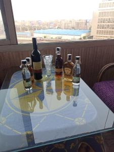 - une table avec cinq bouteilles de whisky dans l'établissement فندق هابى دريمز, au Caire