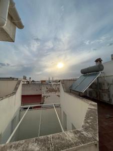 uma vista para um telhado de um edifício com uma arma em ALYANA em Córdoba