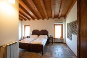 Azienda Agrituristica Armea في ديسينسانو ديل غاردا: غرفة نوم بسرير كبير في غرفة