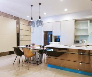 uma cozinha com uma mesa e algumas cadeiras em Eve Suite 2 bedrooms At Ara Damansara em Petaling Jaya