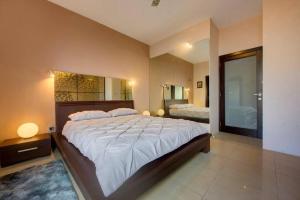 a large bedroom with a large bed and a mirror at Steps from the Sea, Side Sea-View, 3BR Sleep 6 in St. Paul's Bay